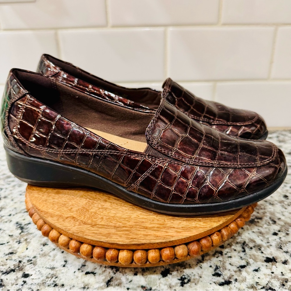 Clarks Bendables Dark Brown Crocodile Pattern Loafers‎